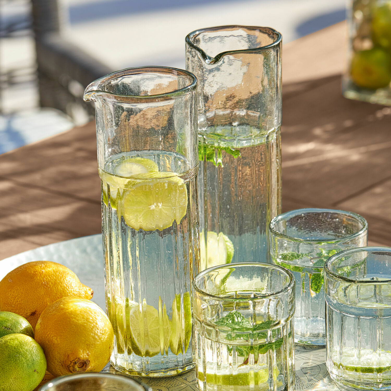 Lot de 2 carafes Roseville Carafes et verres en verre avec eau, citron et menthe sur table, boisson rafraîchissante d'été