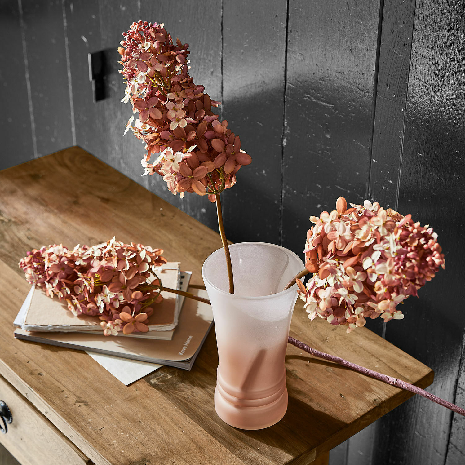 Sierbloem set van 3 Ylvi Mat roze glazen vaas met bloemen op houten tafel, stijlvolle interieurdecoratie