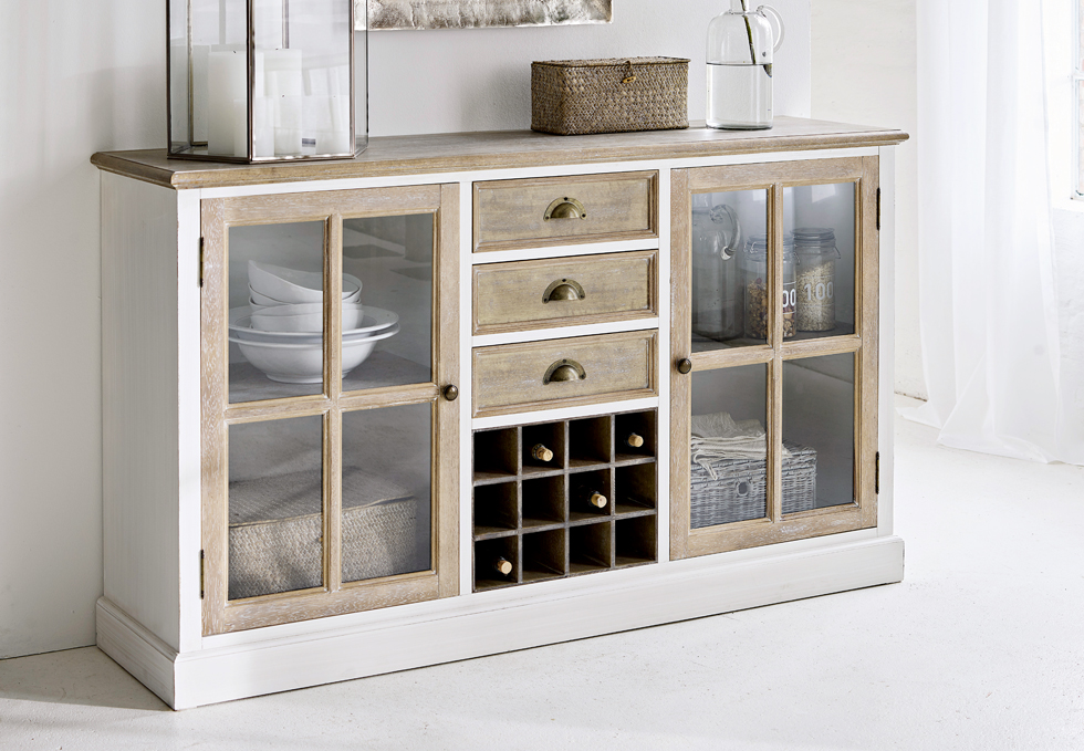 Buffet style campagne en bois blanc et naturel avec portes vitrées et rangement pour bouteilles de vin