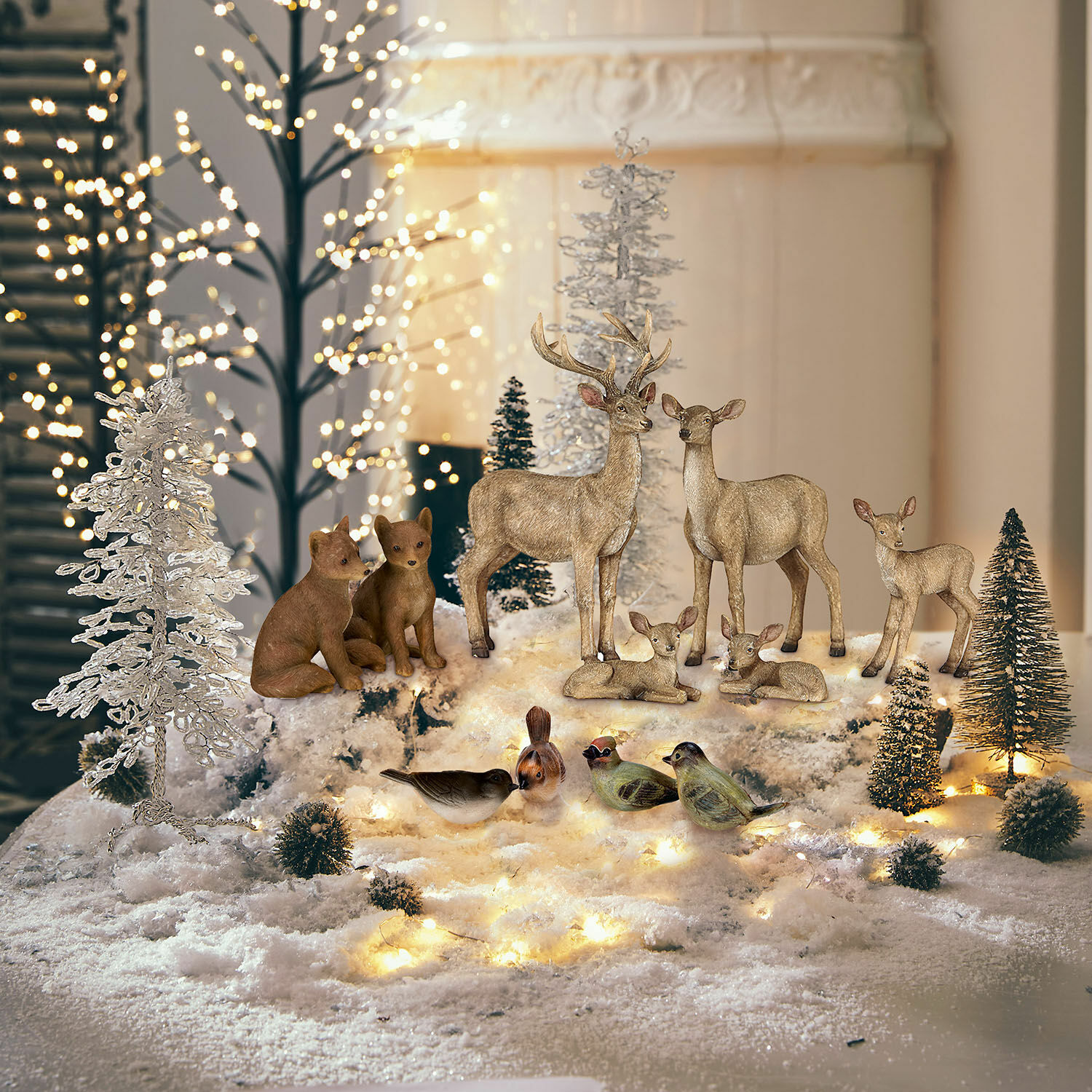 Lot de 11 animaux de la forêt Pluvet Décoration hivernale avec figurines de cerfs, renards et oiseaux sur neige illuminée par LED