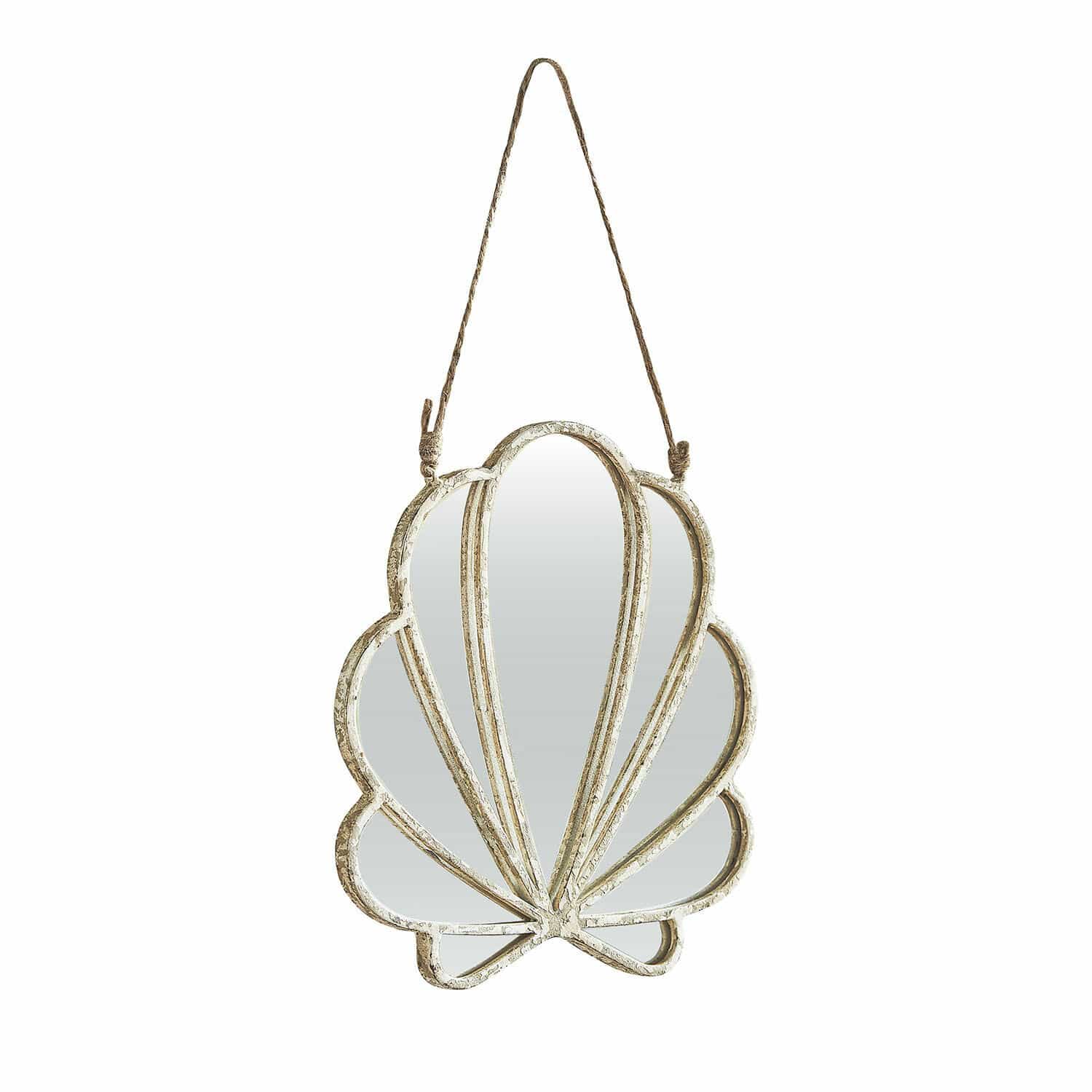 Spiegel met koord Vellaro Wandspiegel in schelpvorm met metalen frame in verweerd wit, decoratief woonaccessoire