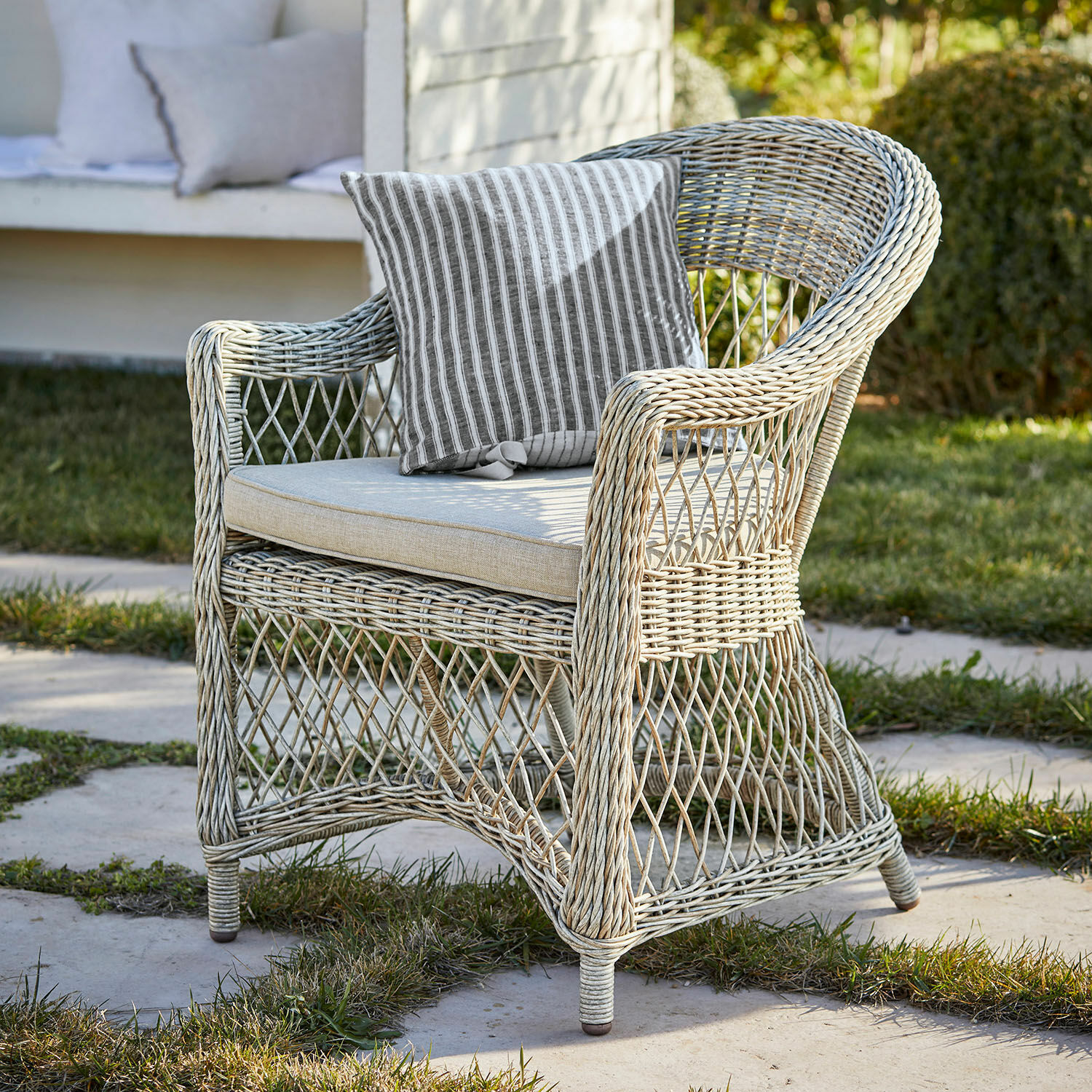 Fauteuil Lézardrieux Lichte rotan tuinstoel met gestreept kussen, ideaal voor ontspannen momenten buiten