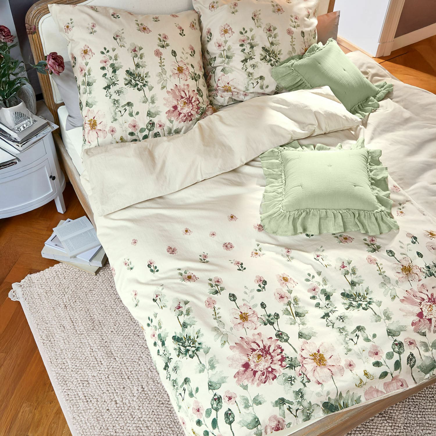 Beddengoed Brinalie Katoenen beddengoed in crèmekleur met bloemenpatroon en groene sierkussens voor een gezellige slaapkamer