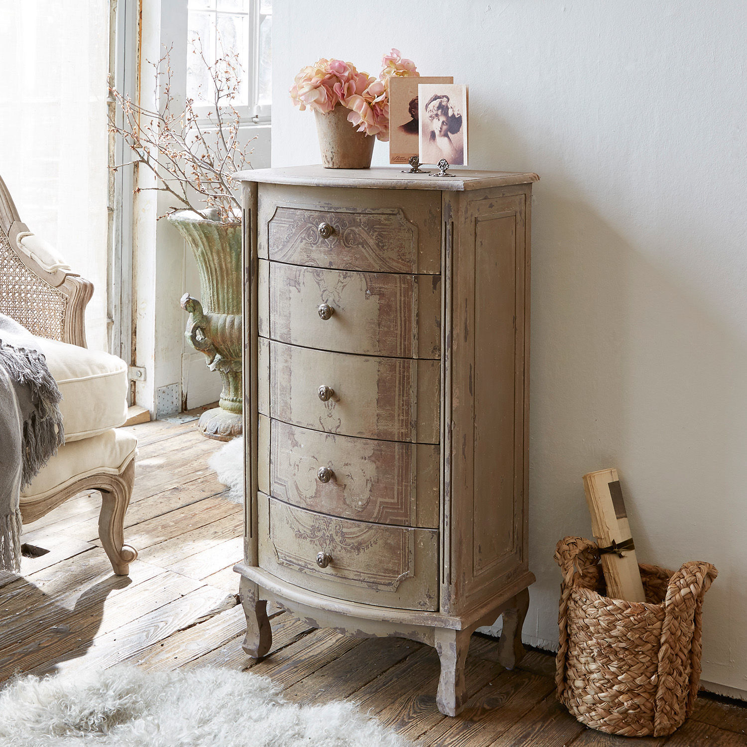 Kastje Estere Stijlvolle houten ladekast met vijf lades in verweerde beige kleur voor woonkamer