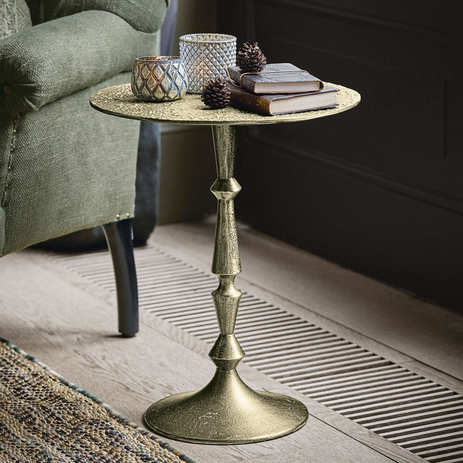 Bijzettafel Boissiére Gouden metalen bijzettafel met gestructureerd oppervlak en decoraties op het blad in de woonkamer