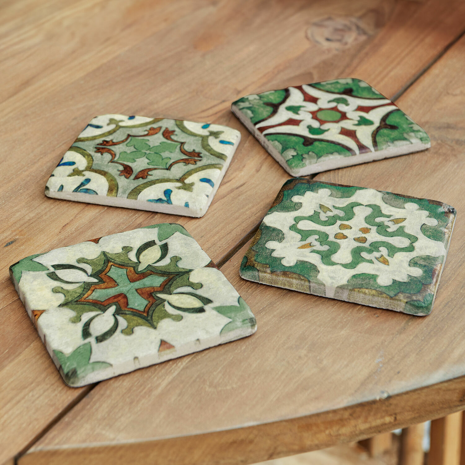 Onderzetter set van 4 Angeot Keramische onderzetters met groenbruine patronen op houten tafel, decoratieve woonaccessoires