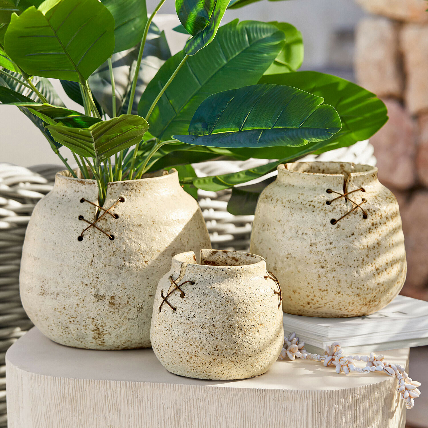 Vaas set van 3 Halvenby Set van drie crèmekleurige keramische vazen met decoratieve veter, stijlvolle woondecoratie