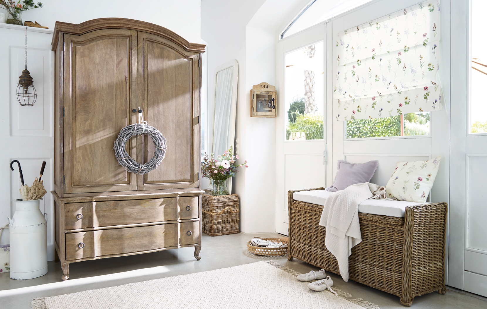 Intérieur chaleureux avec armoire en bois et banc en osier dans un style rustique aux matériaux naturels