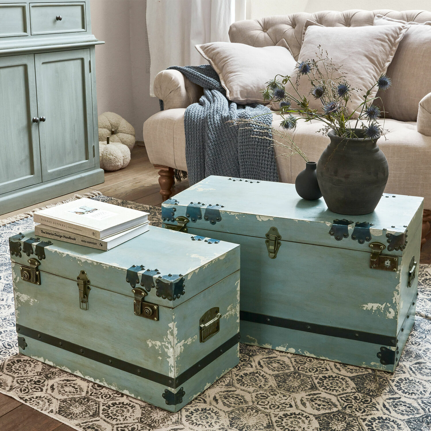 Kist set van 2 Gorman Twee blauwe houten kisten met metalen beslag op tapijt in woonkamer met beige bank