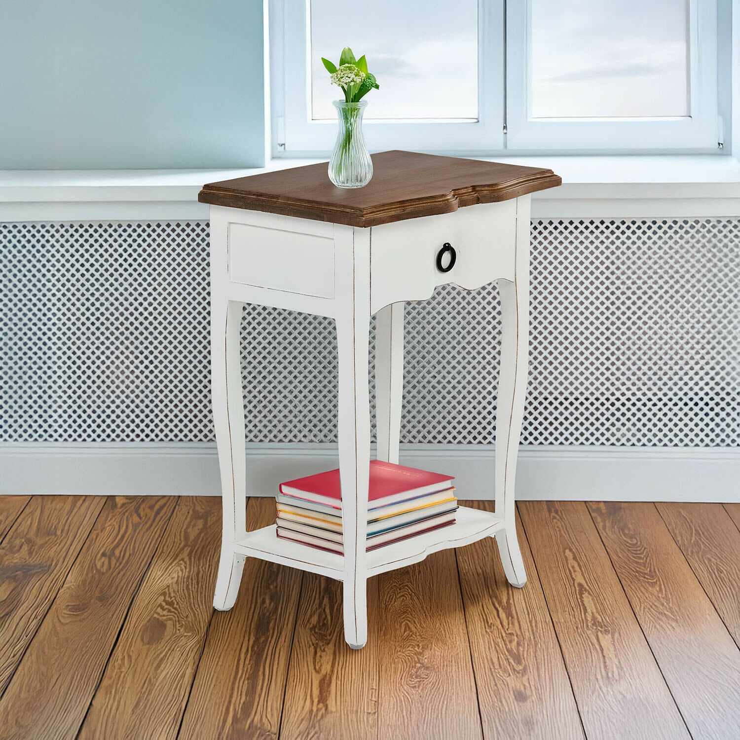 Table d'appoint Finstock Table d'appoint en bois blanc avec tiroir et plateau marron, décorée de livres et d'un vase à fleurs