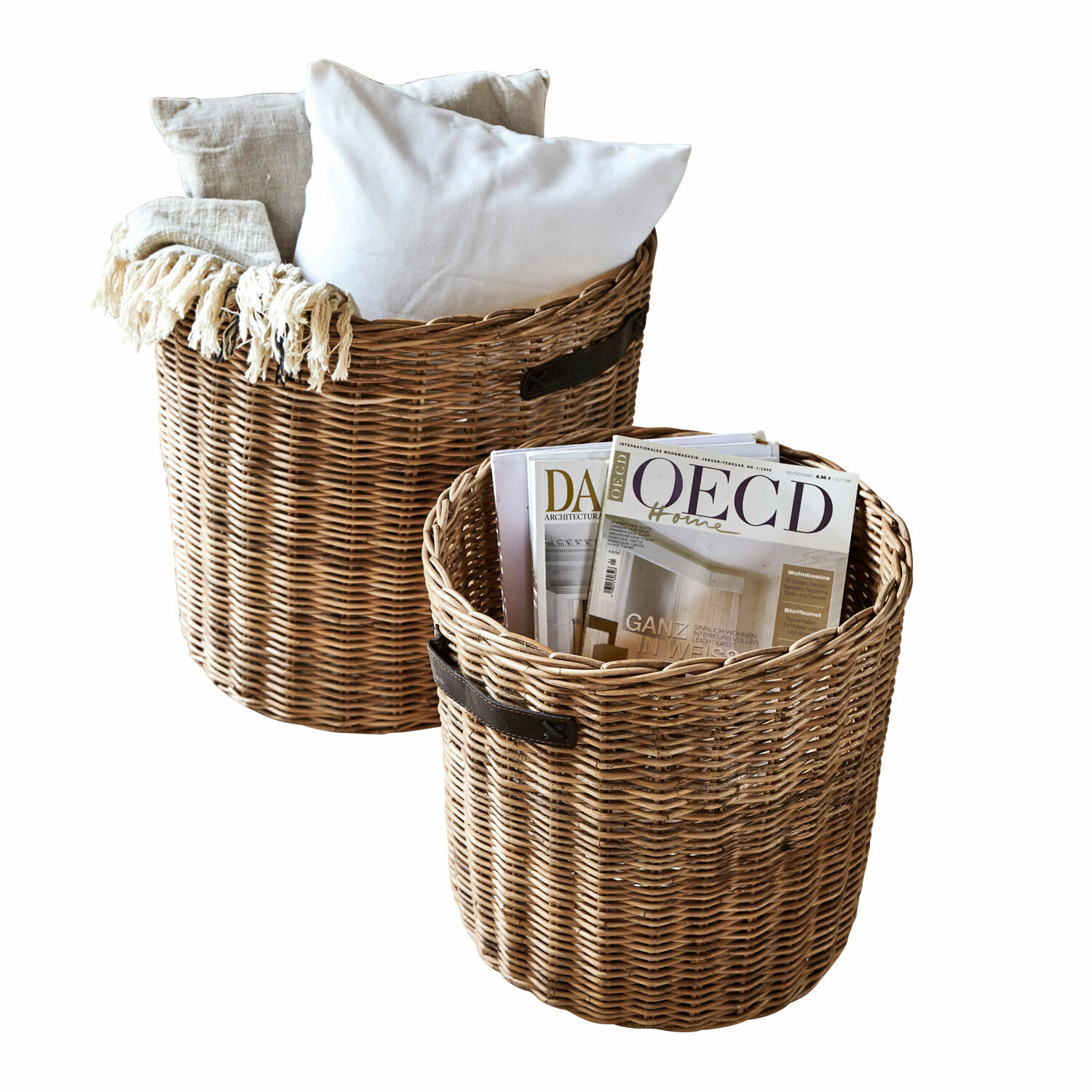 Lot de 2 paniers Ausserd Ensemble de deux paniers ronds en osier naturel avec poignées en cuir foncé pour rangement pratique