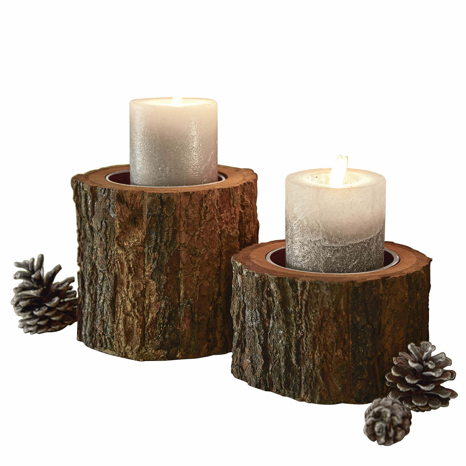 Twee kandelaren van natuurlijk hout met grijze kaarsen en dennenappels, rustieke woondecoratie