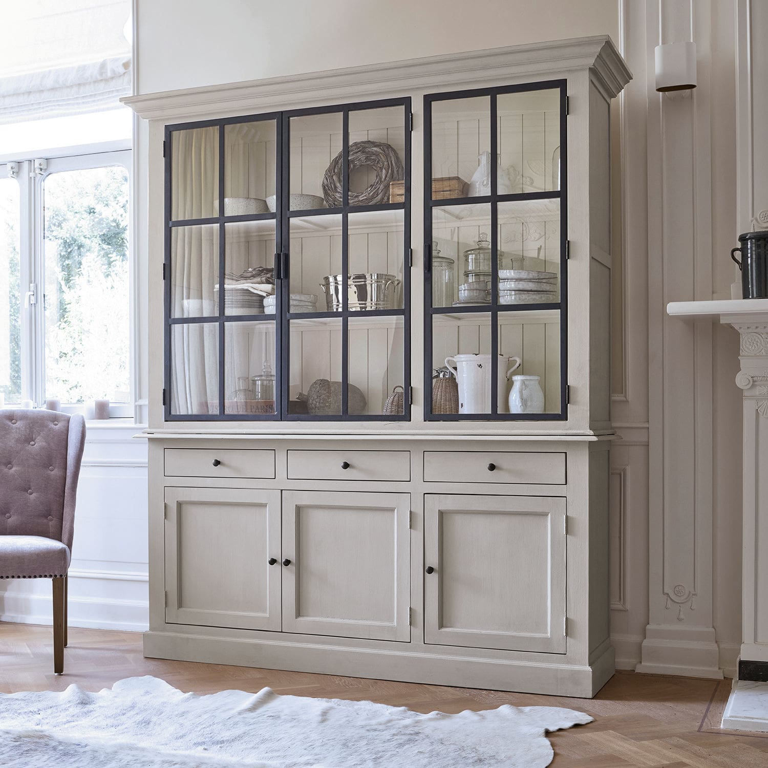 Kast Thilot Grote beige houten vitrinekast met glazen deuren en lades voor stijlvolle opbergruimte
