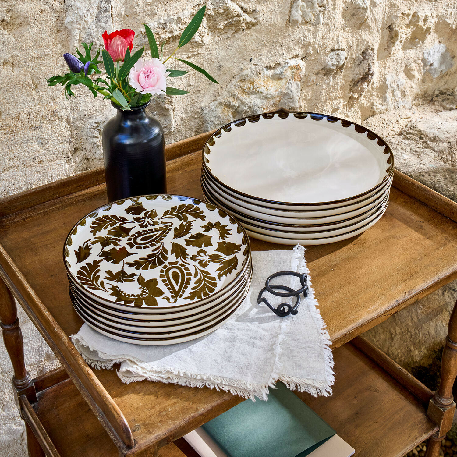 Bord set van 12 Tazira Set crème keramische borden met bruin patroon op houten tafel met zwarte vaas en bloemen