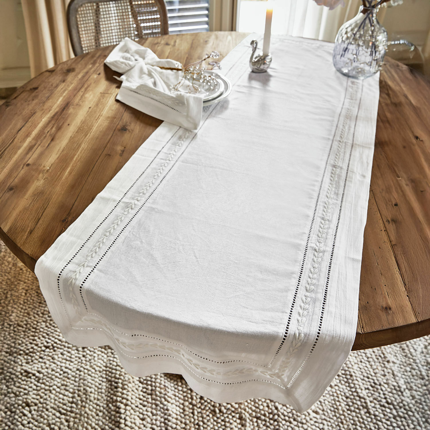 Chemin de table Ellingford Chemin de table blanc en lin avec broderie délicate sur table en bois, décoration et bougie