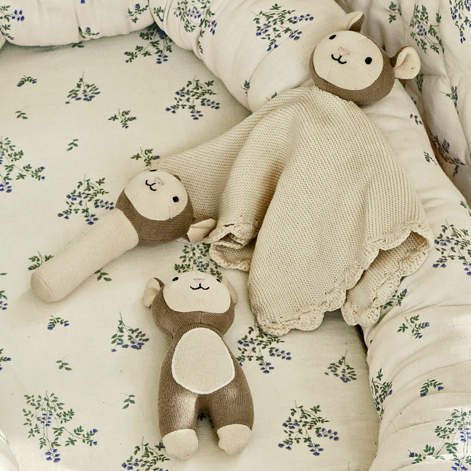 Lot de 3 peluches Playfulo Ensemble de jouets en peluche beige et marron sur une literie à motif floral pour enfants