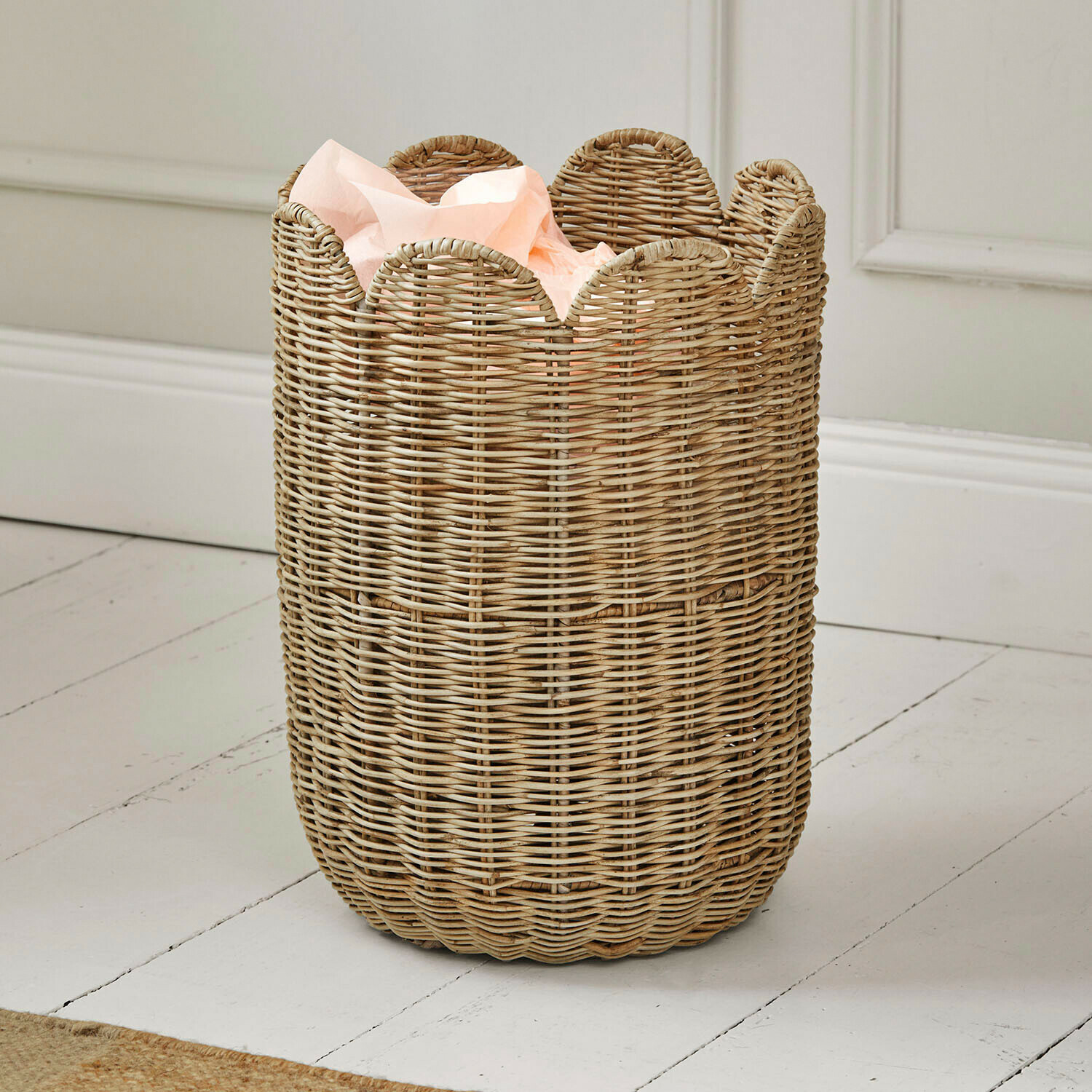 Panier rond en rotin naturel avec bord ondulé, parfait pour le rangement à la maison