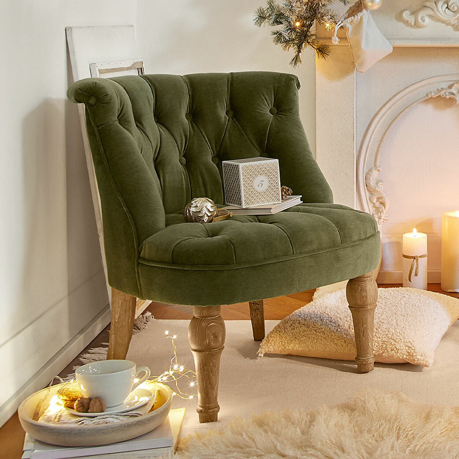 Fauteuil Ardilleux Fauteuil vert en velours avec pieds en bois dans un intérieur chaleureux décoré pour Noël