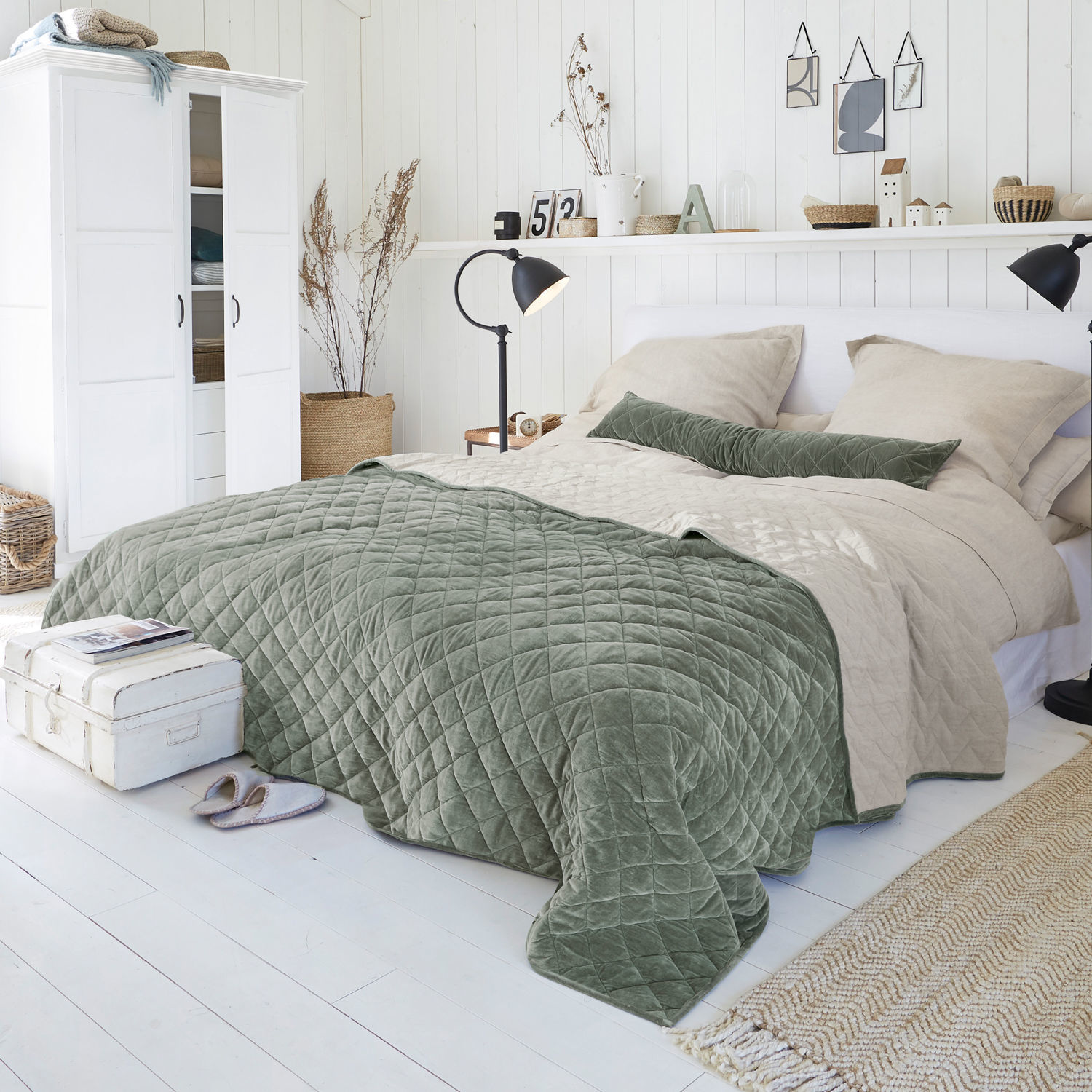 Quilt Verdier Gezellige slaapkamer met groen-beige gewatteerde bedsprei van natuurlijke materialen op het bed