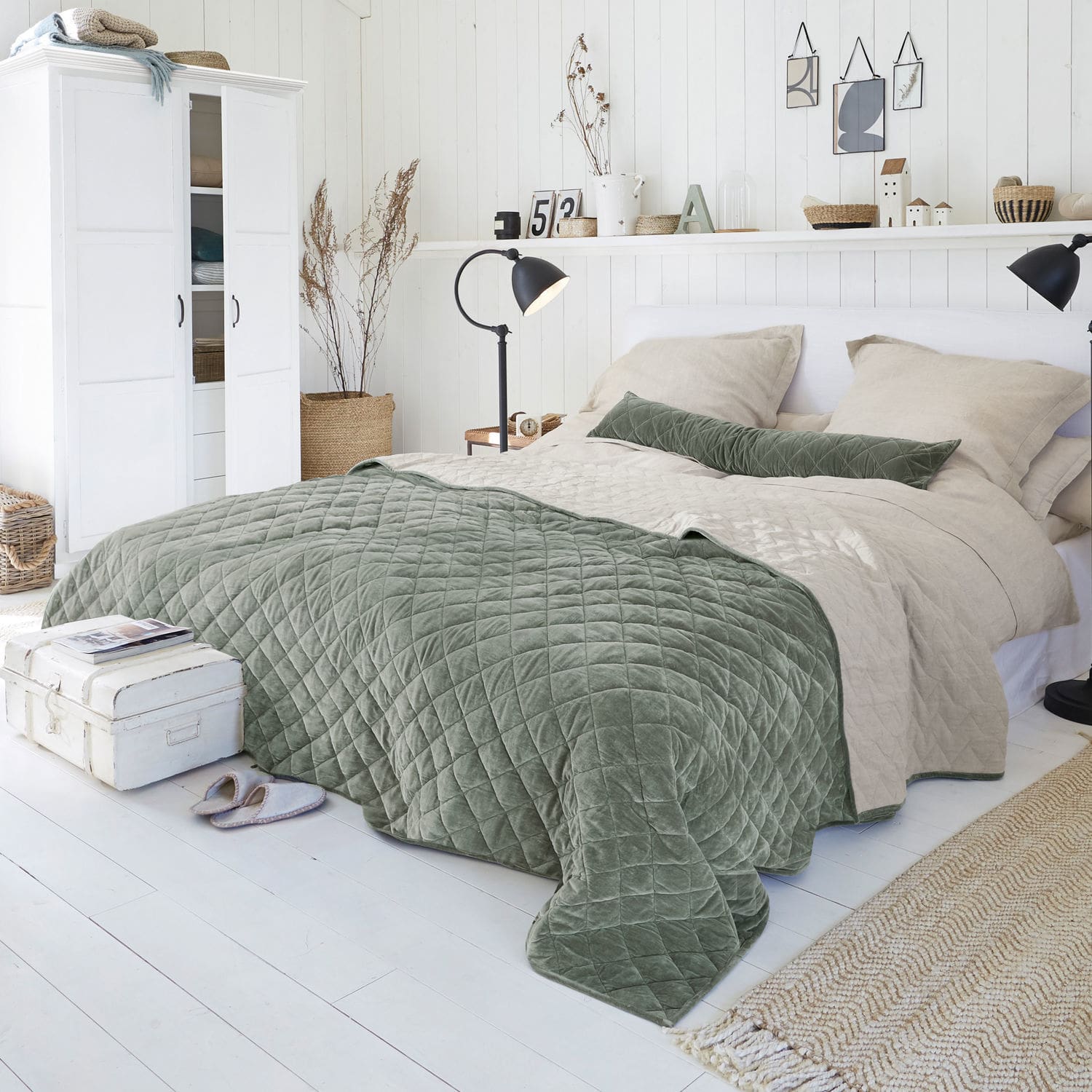 Quilt Verdier Gezellige slaapkamer met groen-beige gewatteerde bedsprei van natuurlijke materialen op het bed
