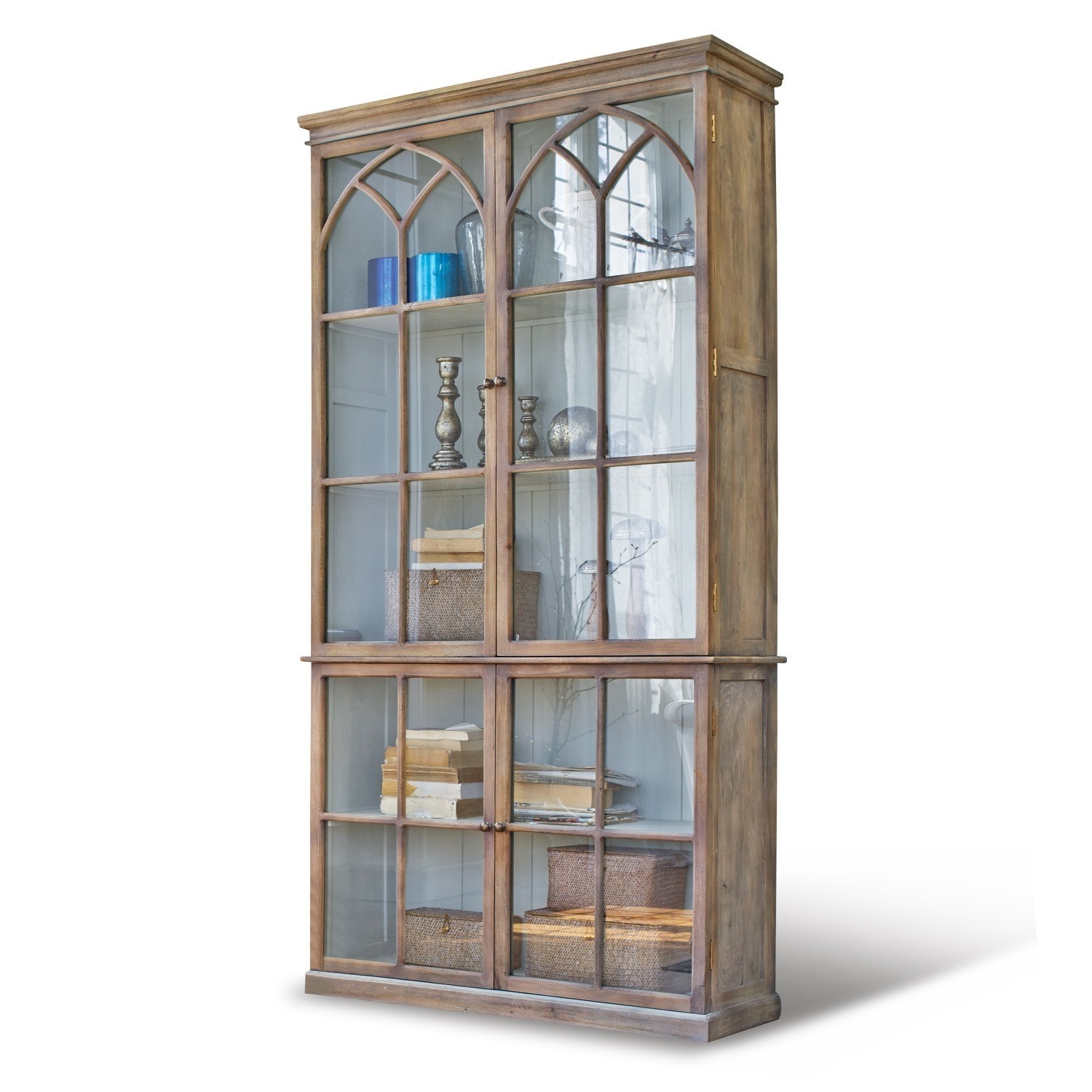 Antiekbruine houten vitrinekast Garrard met glazen deuren en planken voor boeken en decoratie