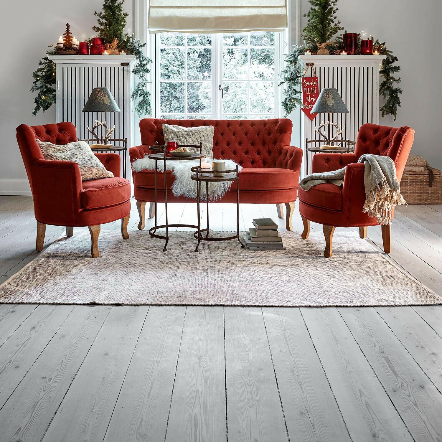 Vloerkleed Kaelun Rode fluwelen zitmeubelset met houten poten in gezellige woonkamer met kerstdecoratie