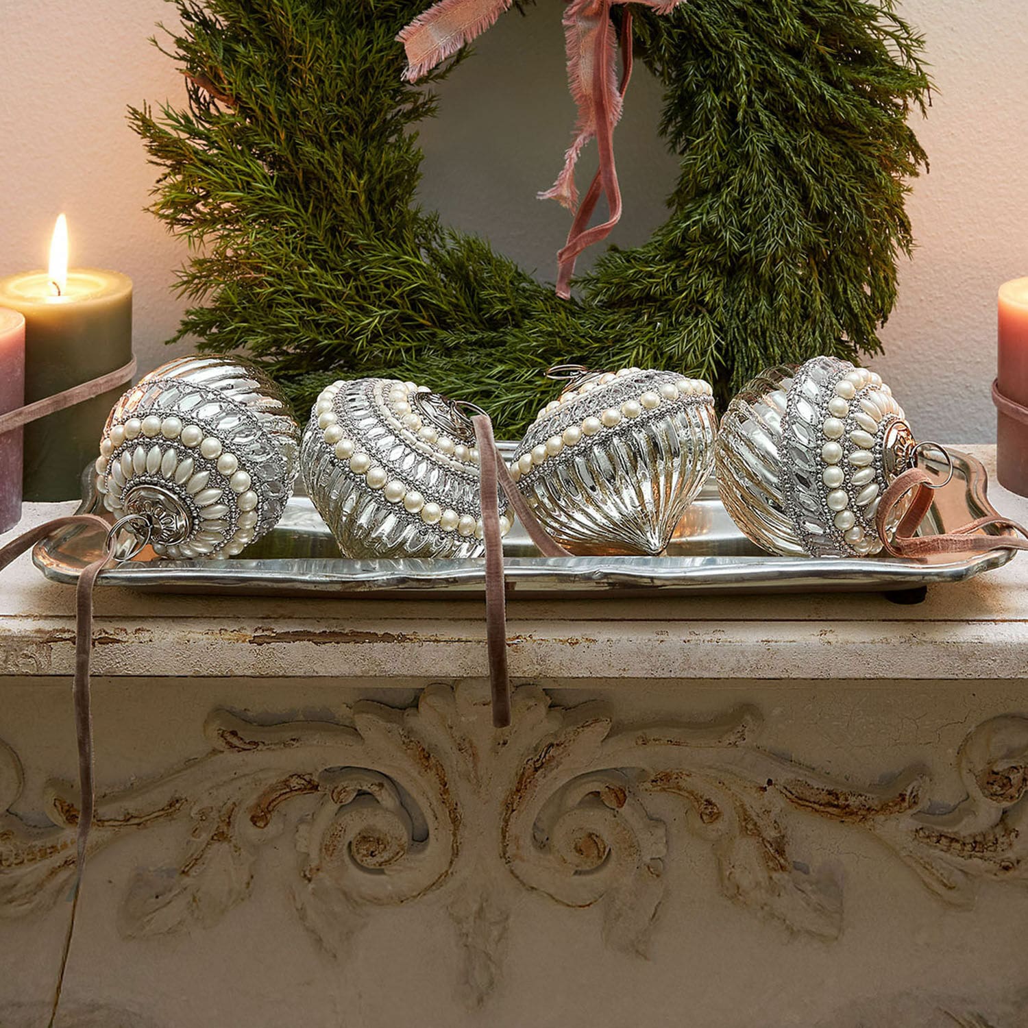 Lot de 4 boules de Noël Savonelles Boules de Noël argentées avec décorations en perles sur un plateau, décoration festive avec couronne verte