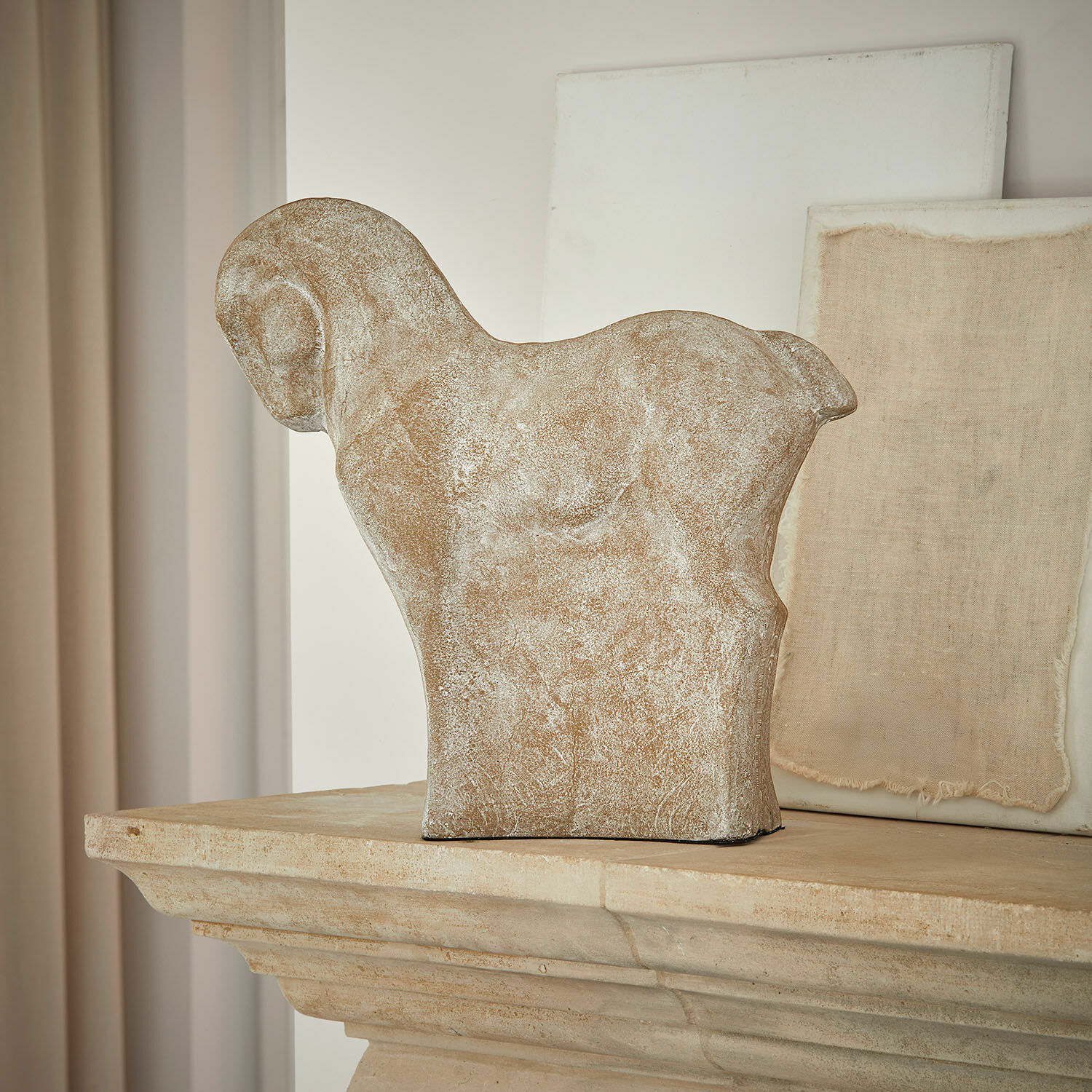 Cheval décoratif Vionello Sculpture décorative de cheval en pierre beige posée sur une cheminée en pierre, style rustique