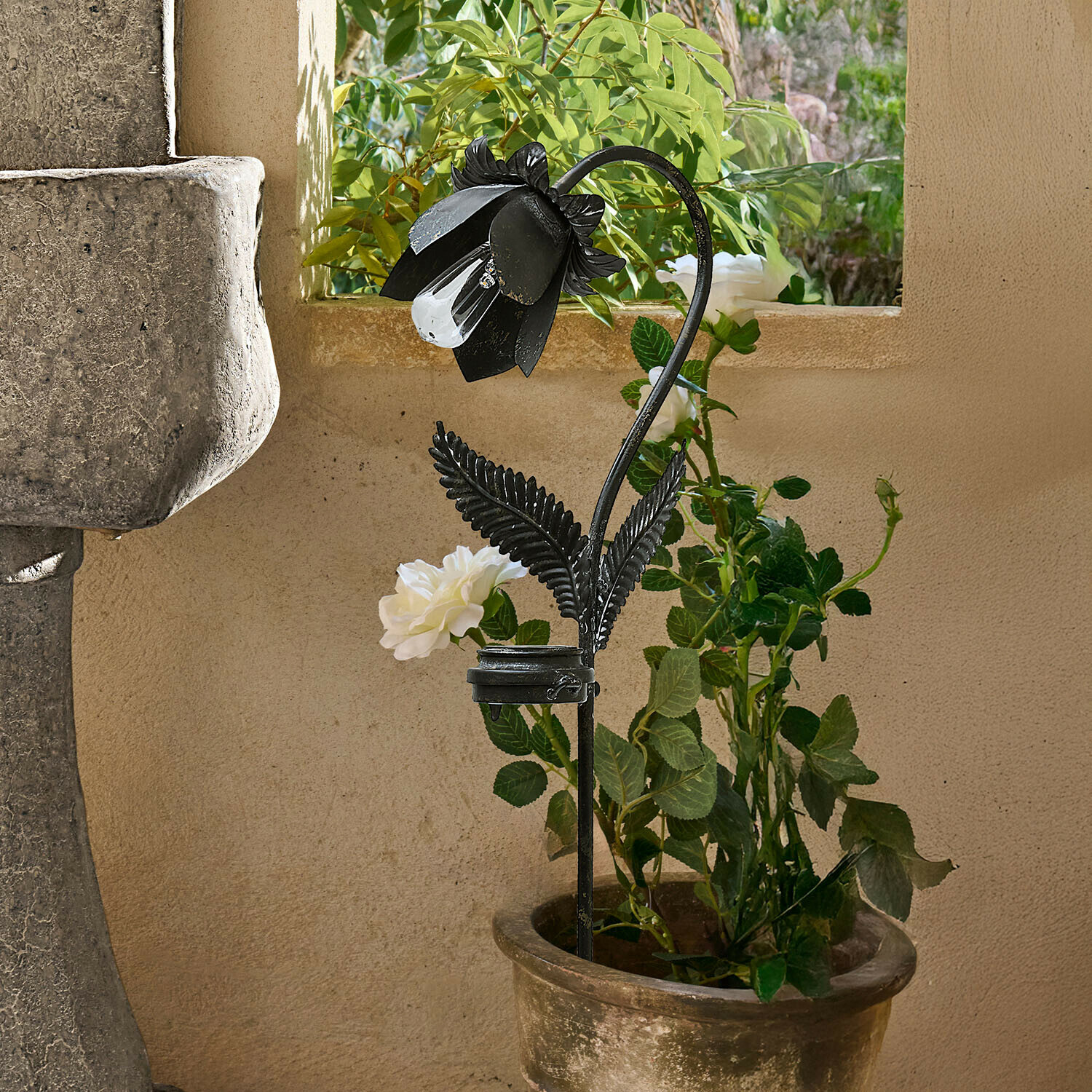 Lanterne solaire Velthor Lampe de jardin noire en métal en forme de fleur avec ampoule transparente, décoration pour plantes en pot