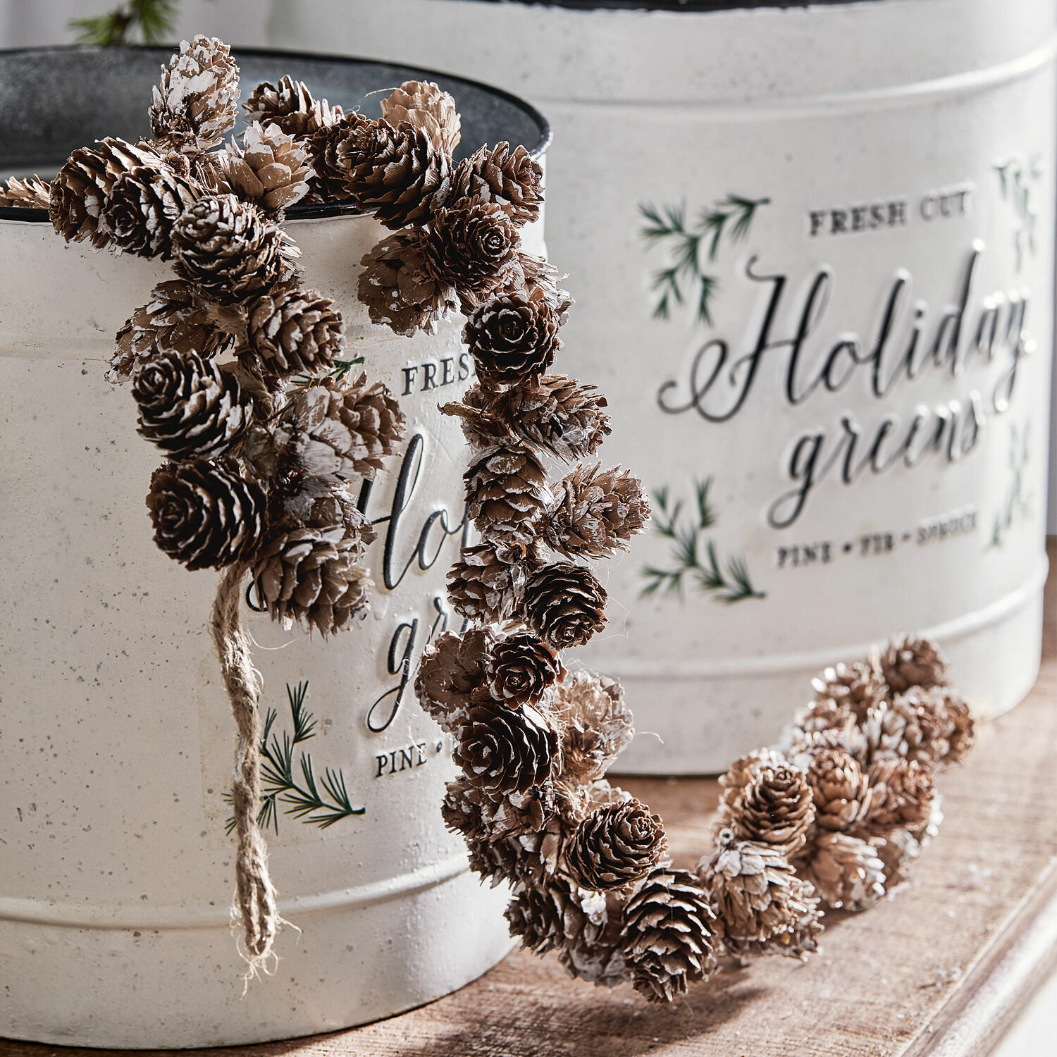 Guirlande Jacci Decoratieve krans van dennenappels in natuurlijke bruine kleur met witte accenten voor witte metalen containers