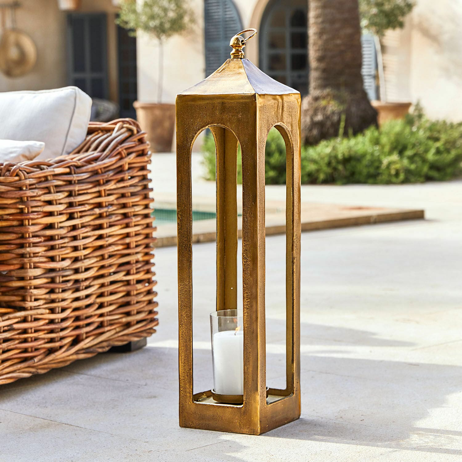 Lanterne en métal doré avec bougie blanche, décoration extérieure pour terrasse ou jardin