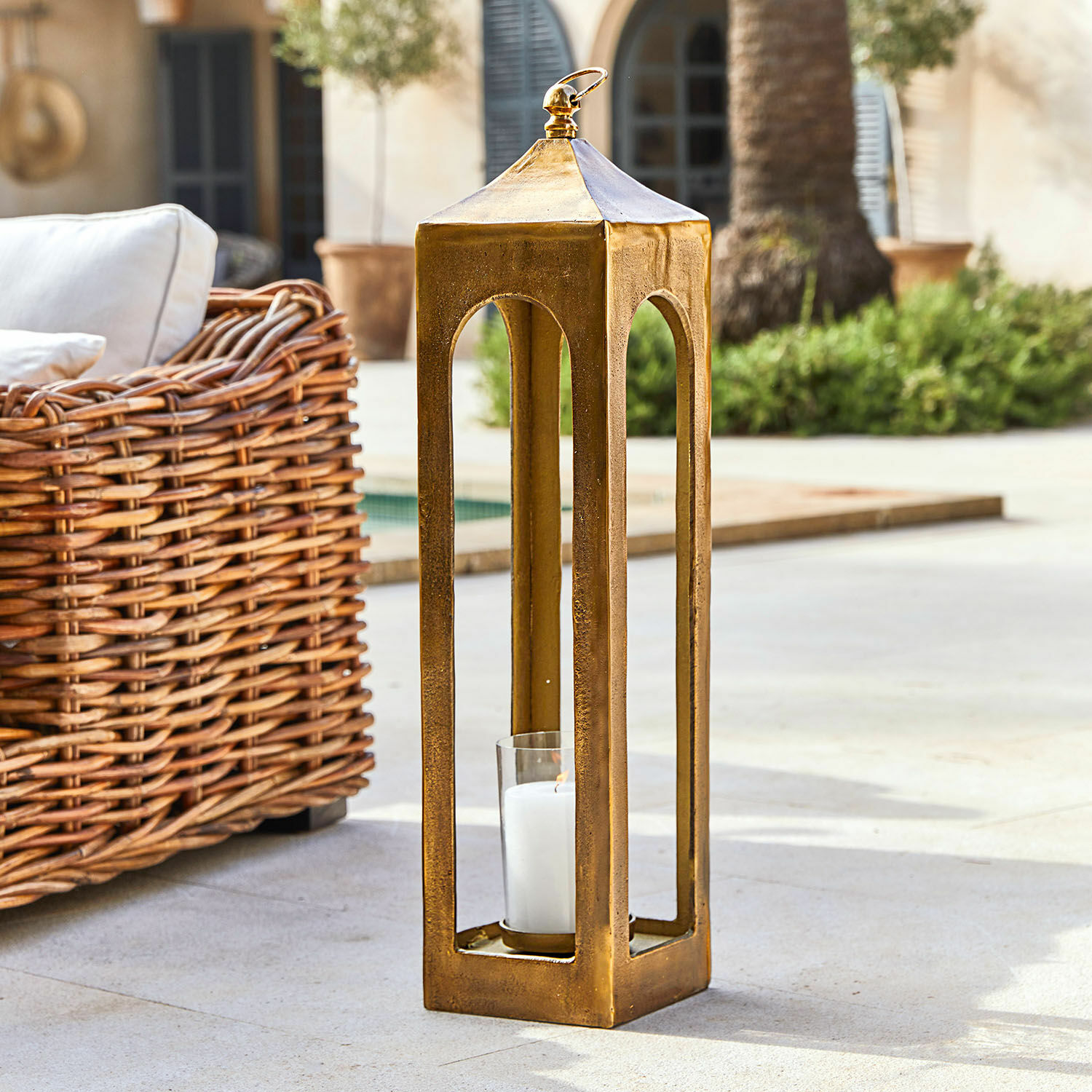 Lantaarn Andris Gouden metalen lantaarn met witte kaars, buitendecoratie voor terras of patio