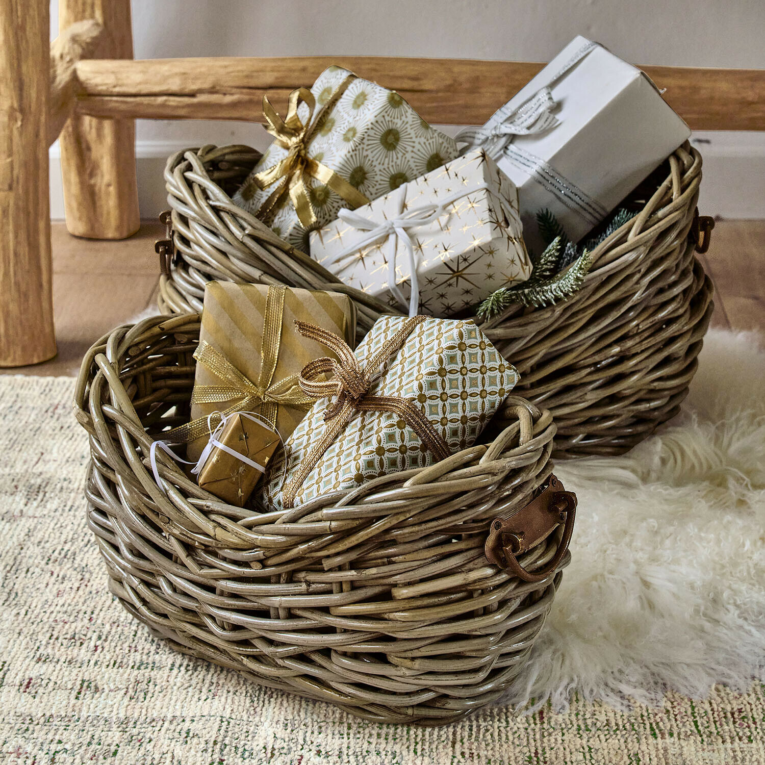 Mand set van 2 Bellorie Twee natuurlijke rieten manden gevuld met cadeaus in goud- en wit decoratief papier