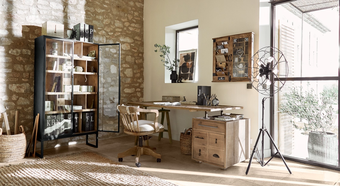 Bureau chaleureux avec bureau en bois, armoire et vitrine métallique pour dossiers dans des tons naturels