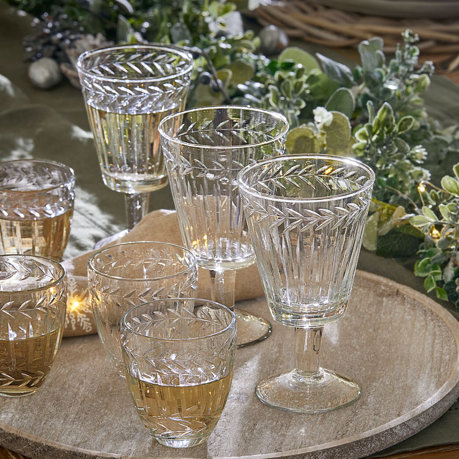Glas set van 12 Padiès Set glazen en wijnglazen van helder glas met gegraveerd bladmotief op een houten dienblad