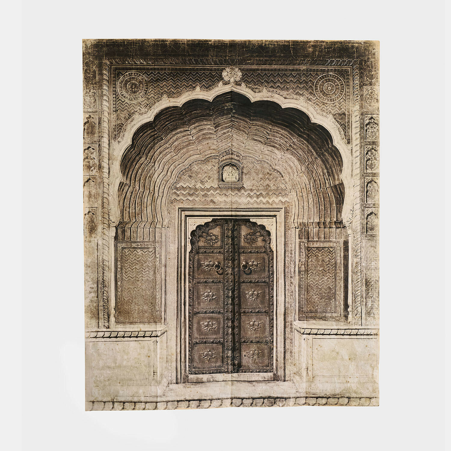 Panneau décoratif mural avec motif de porte orientale en tons beige et brun pour décoration intérieure