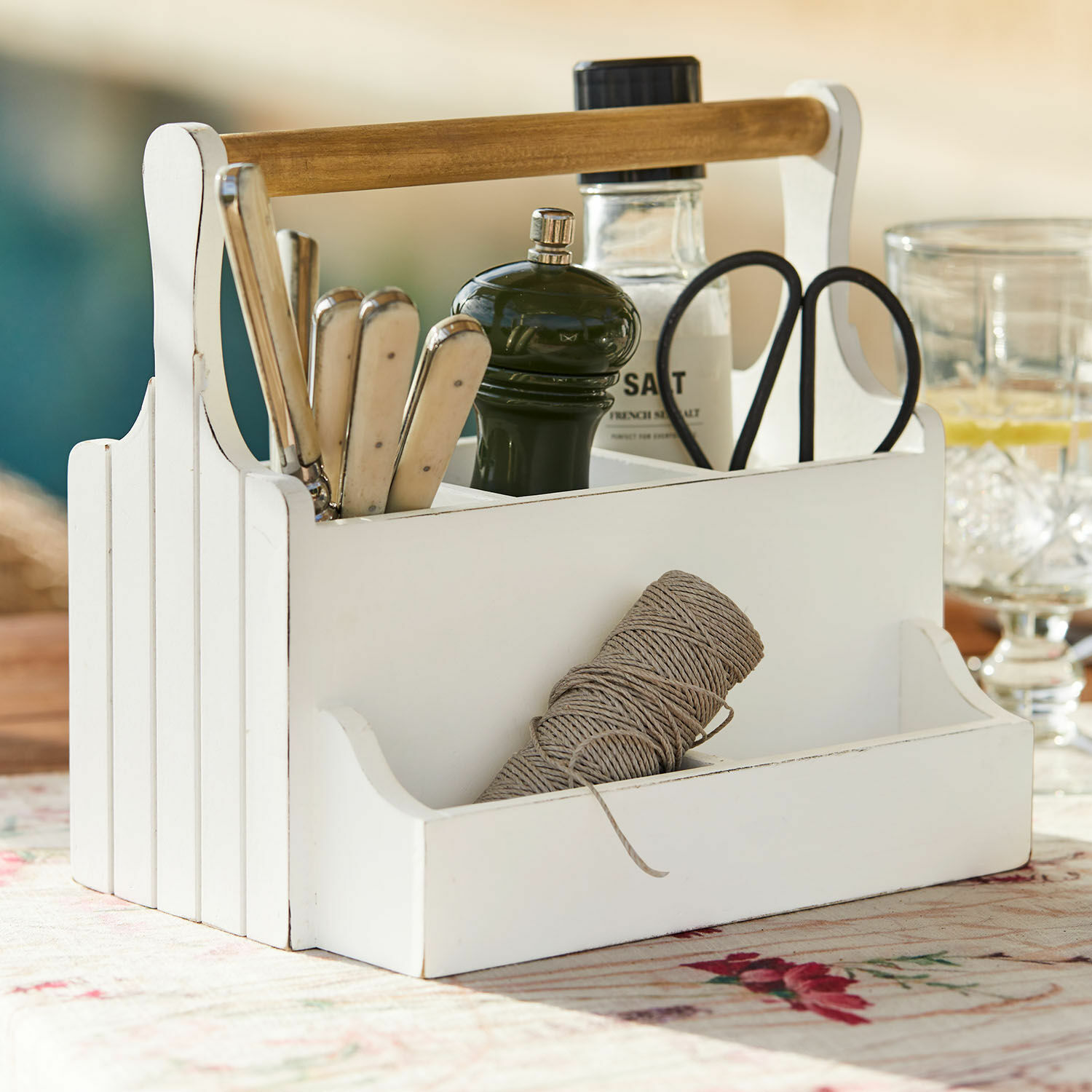 Rangement Dilvex Organisateur en bois blanc avec poignée, compartiments pour couteaux, épices et ficelle sur table