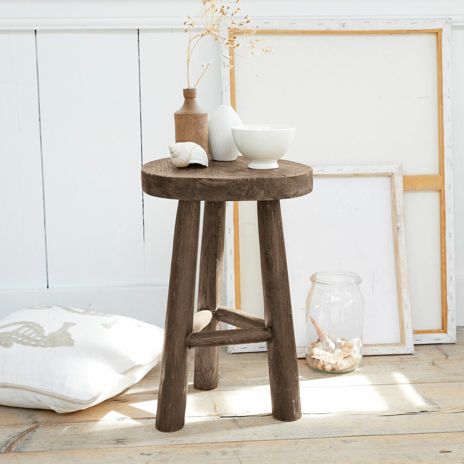 Tabouret Oregon Tabouret rustique en bois brun foncé avec décorations sur le dessus dans un intérieur naturel et lumineux