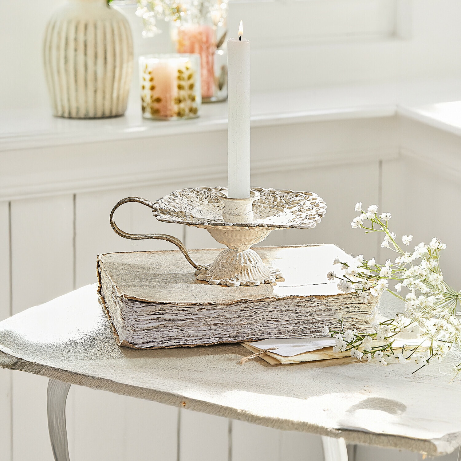 Kandelaar Wilexor Vintage metalen kandelaar in crèmekleur met witte kaars, tafeldecoratie met witte bloemen