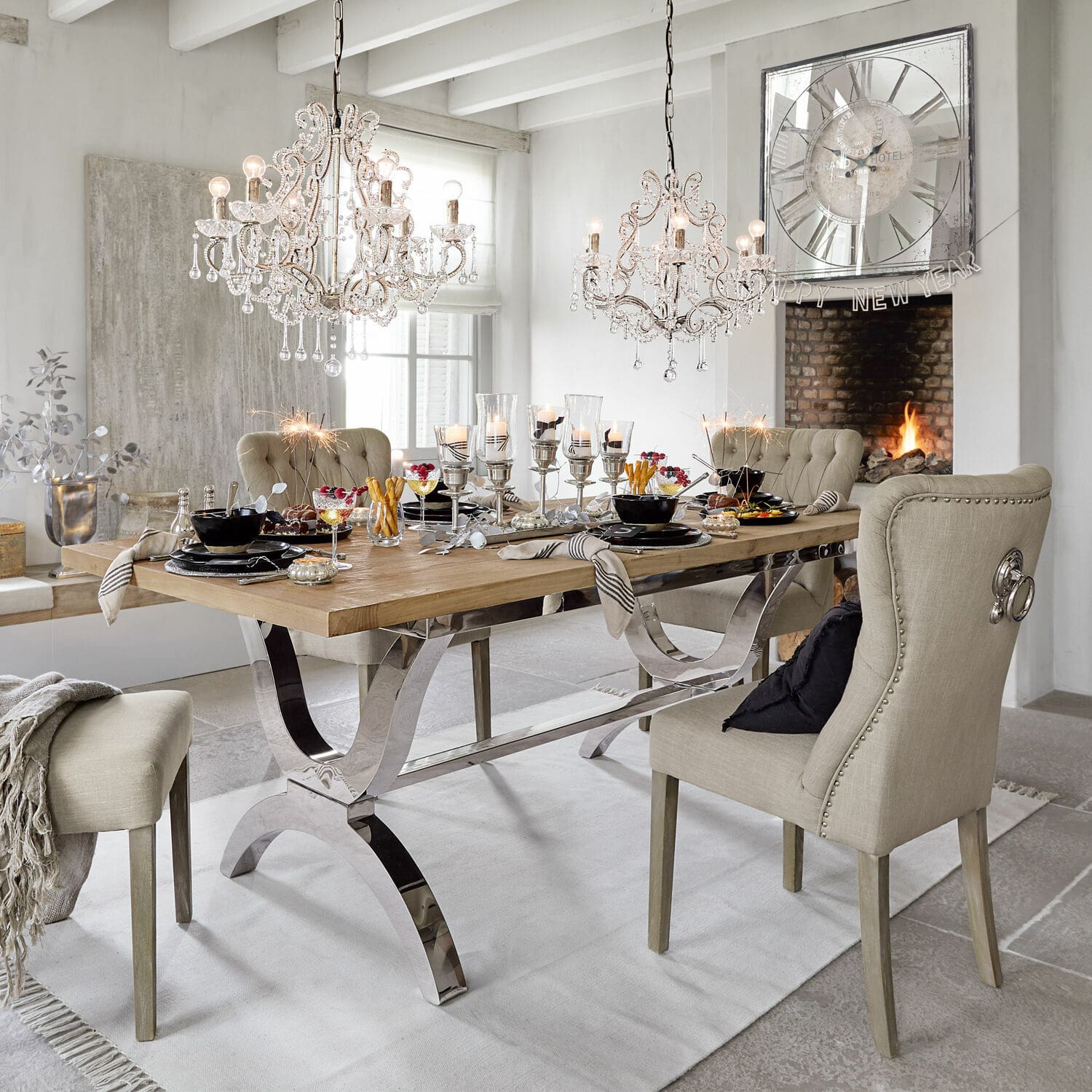 Tafel Grover Eetkamer met houten tafel en beige gestoffeerde stoelen, decoraties en kristallen kroonluchters