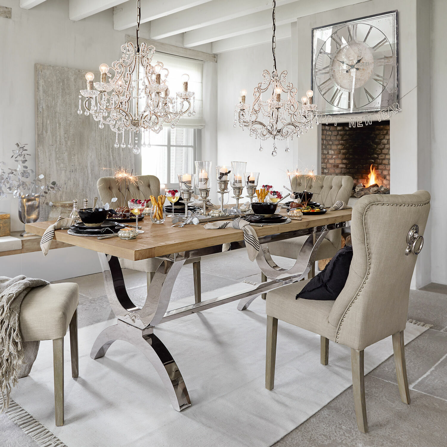 Tafel Grover Eetkamer met houten tafel en beige gestoffeerde stoelen, decoraties en kristallen kroonluchters