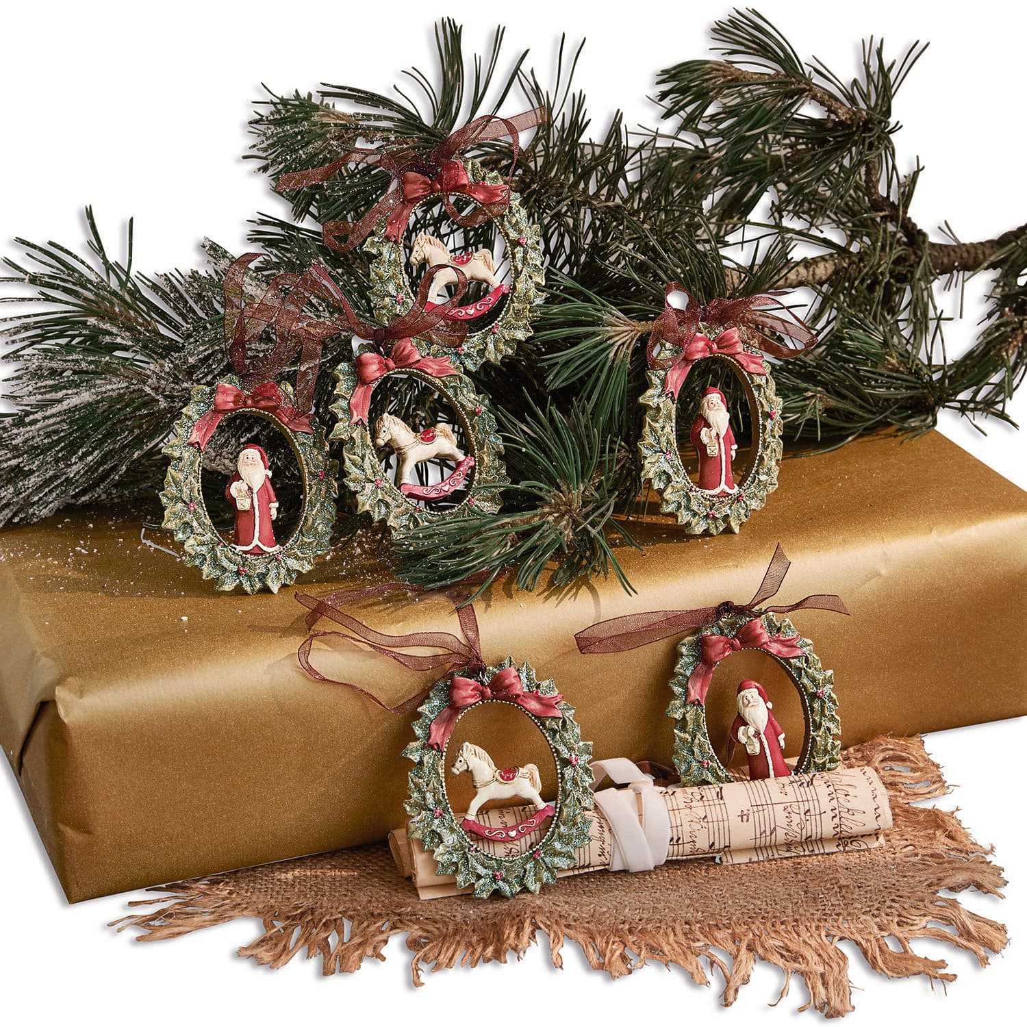 Hanger set van 6 Chaignes Set kerstversieringen met groene kransen en figuurtjes van de kerstman en hobbelpaard voor feestelijke decoratie