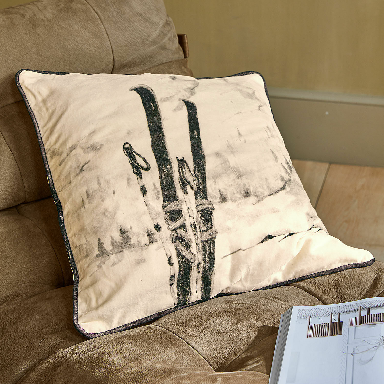 Housse de coussin Finorel Coussin beige avec motif skis noir sur canapé marron, tissu doux pour décoration intérieure