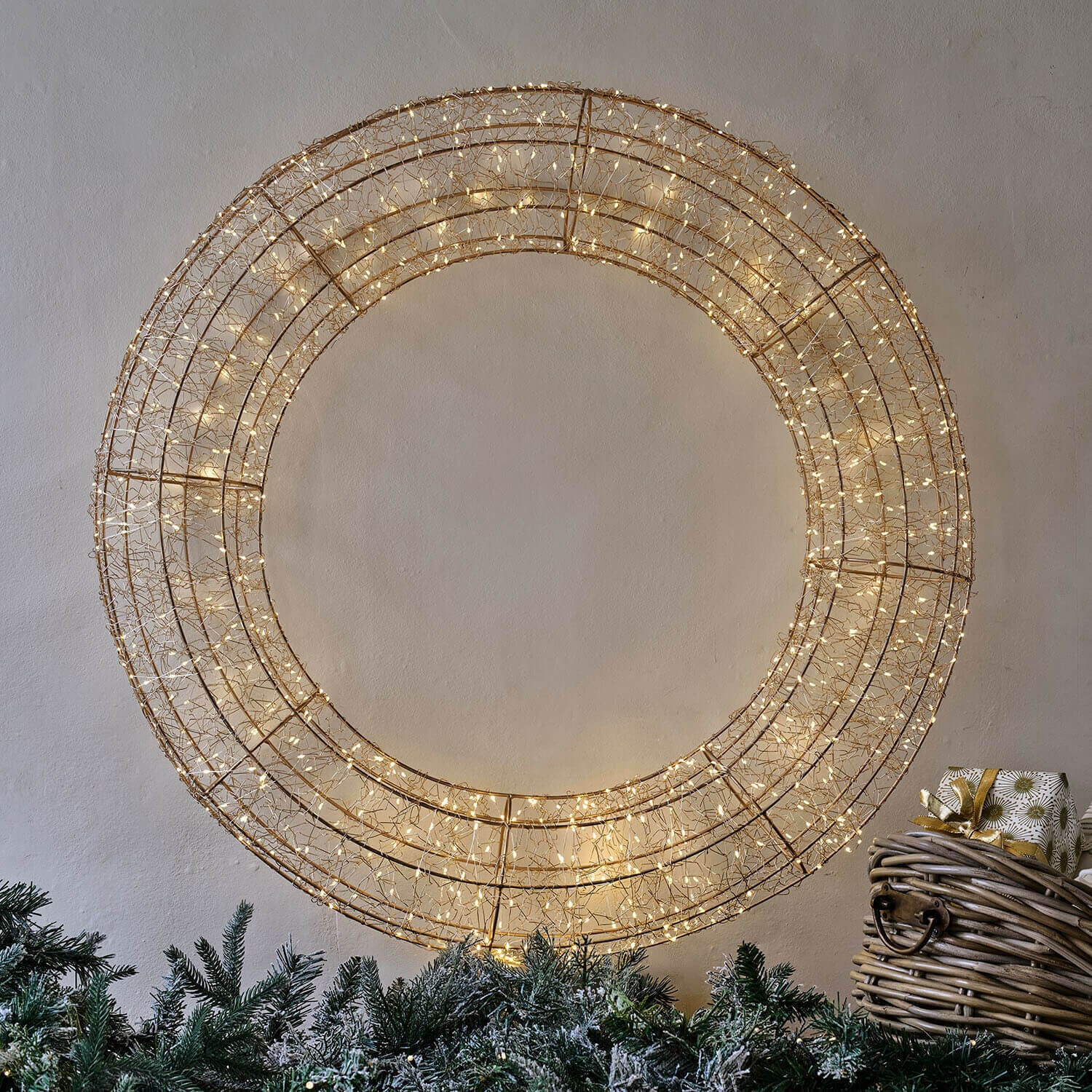 Ledkrans Raviyah Ronde decoratieve krans van gouden metalen gaas met warme LED-lichtjes voor kerstdecoratie