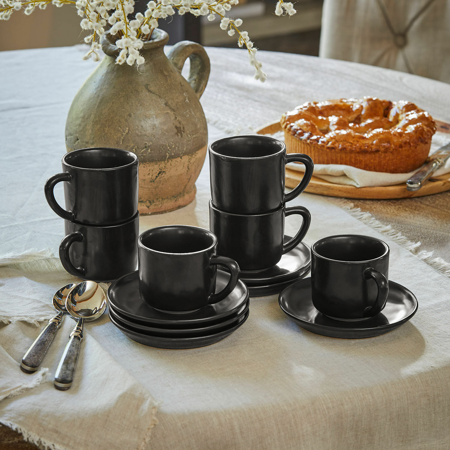 Kopje en schoteltje set van 6 Biarré Set zwarte keramische kopjes en schotels op houten dienblad voor koffie en thee
