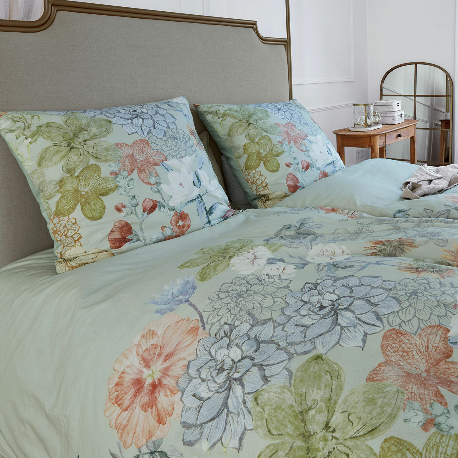 Beddengoed Therenor Katoenen beddengoed met pastelkleurige bloemen op lichte achtergrond, decoratief en comfortabel