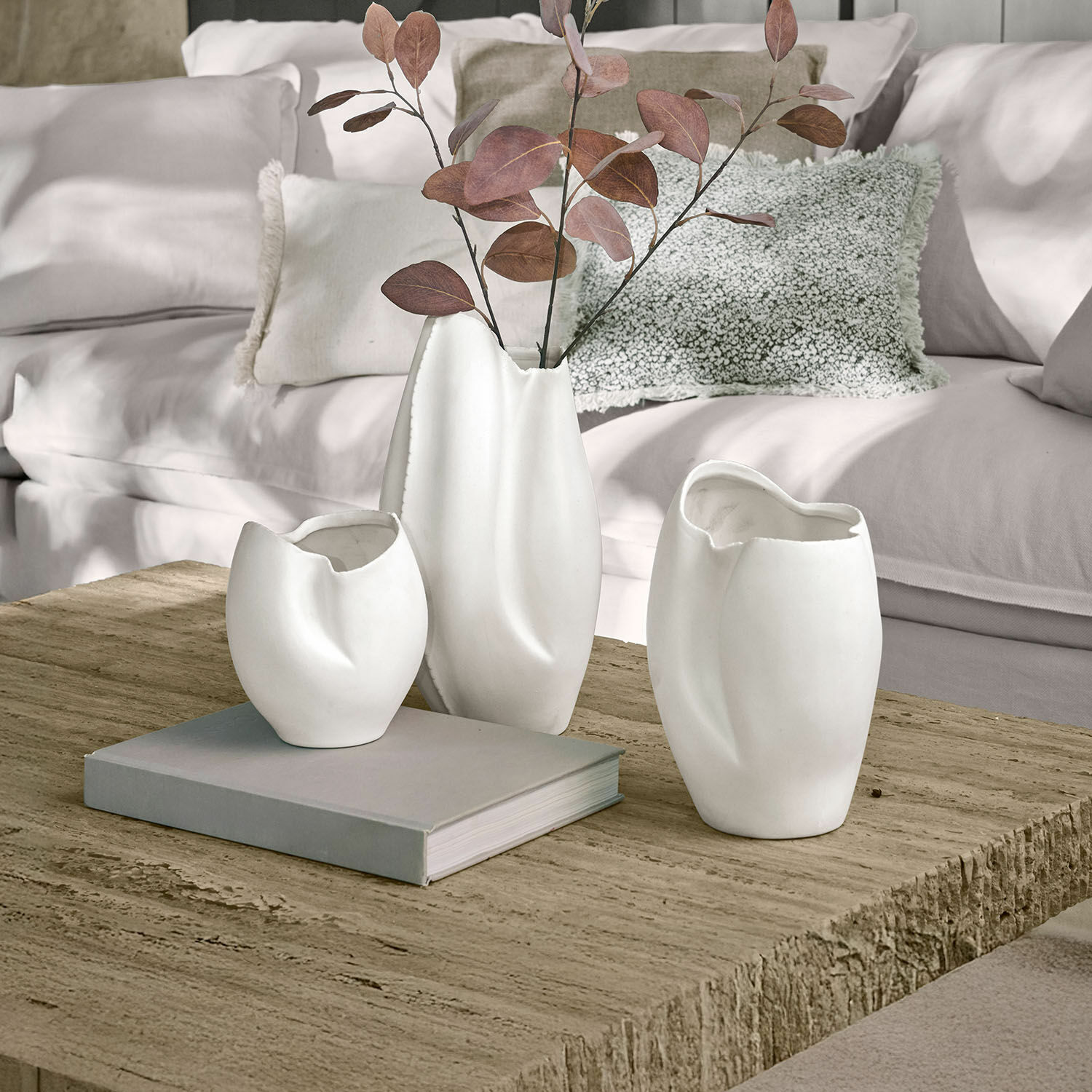 Vaas set van 3 Kazimad Set van drie witte keramische vazen met onregelmatige vormen op een houten tafel in de woonkamer
