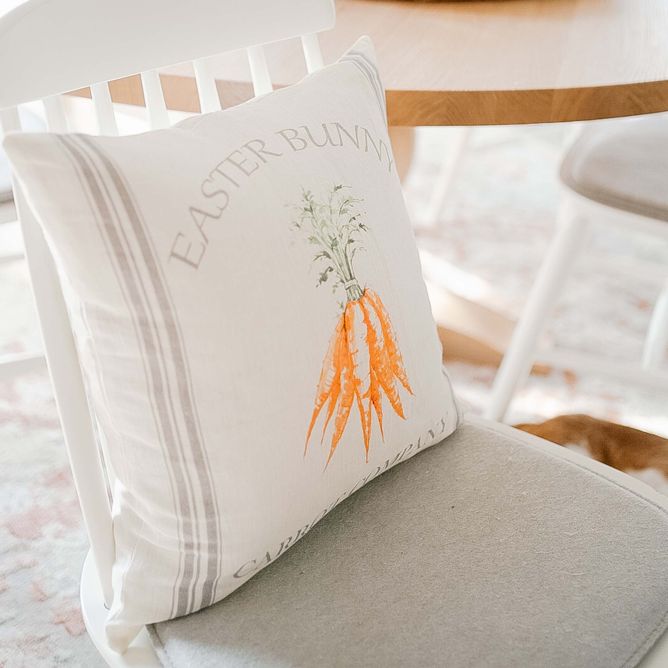Coussin en coton blanc avec motif carottes orange et texte Easter Bunny, décoration printanière
