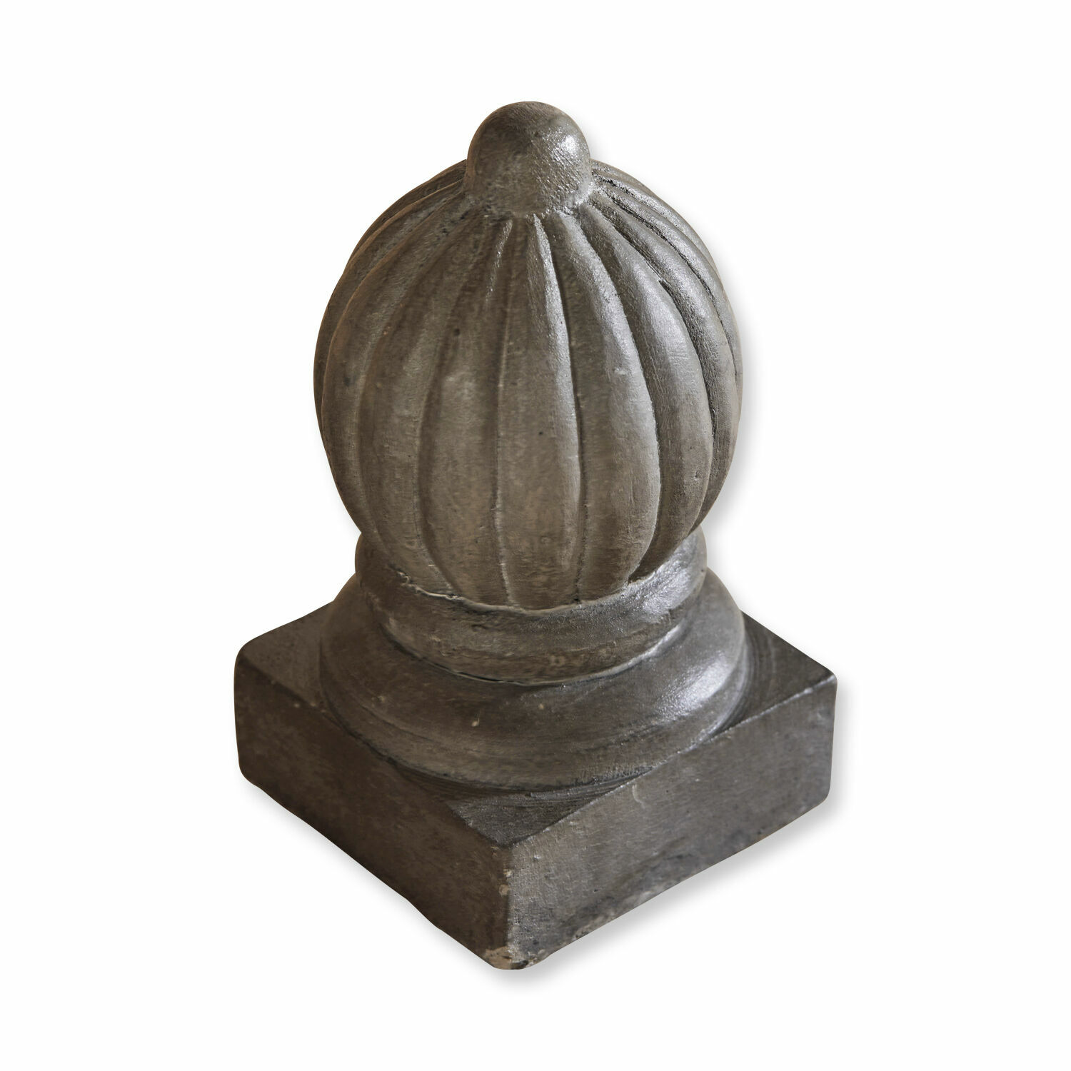 Élément décoratif en béton gris avec forme arrondie sur base carrée pour décoration extérieure