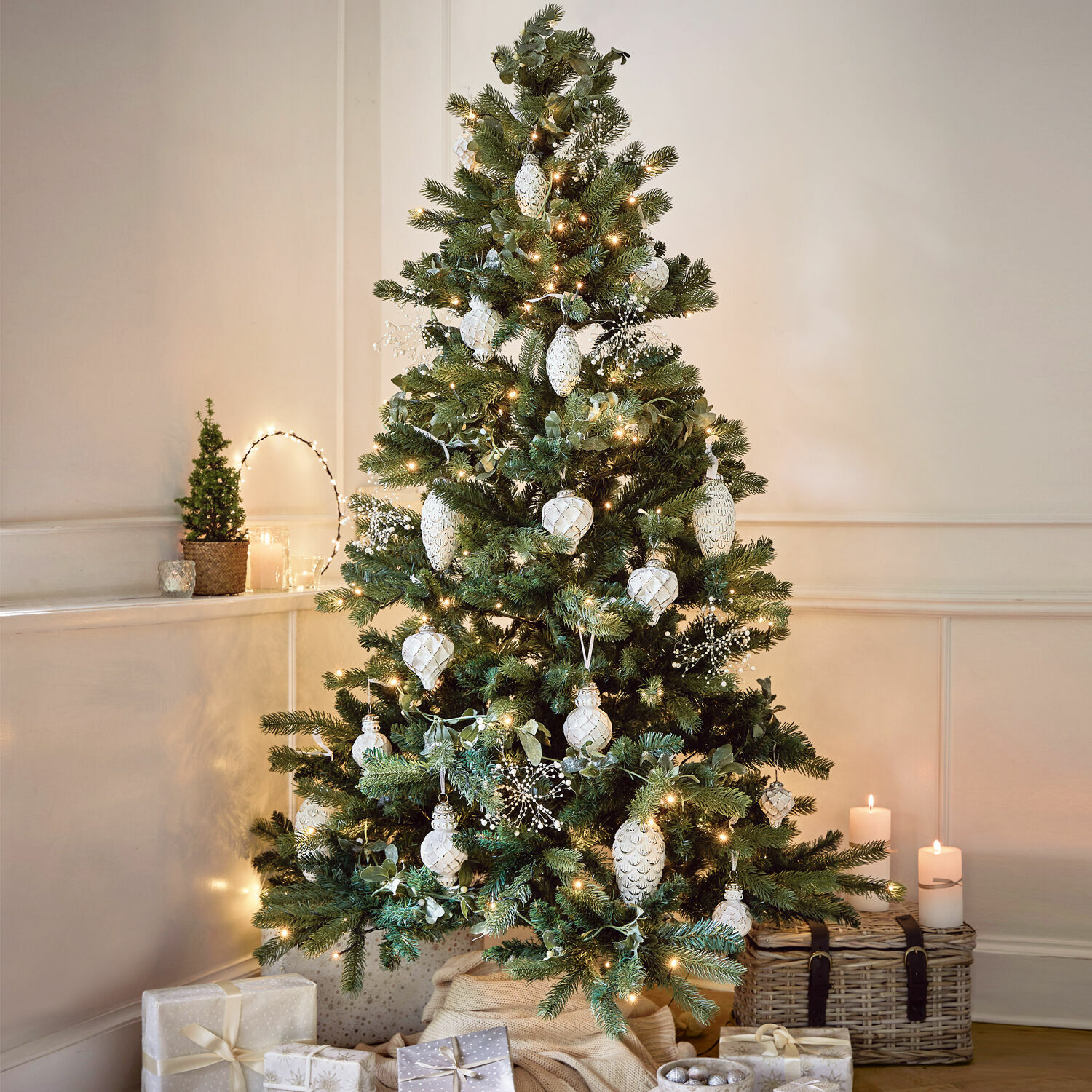 Sapin de Noël Helford Sapin vert décoré de boules blanches et guirlandes lumineuses, décorations de Noël avec cadeaux au pied